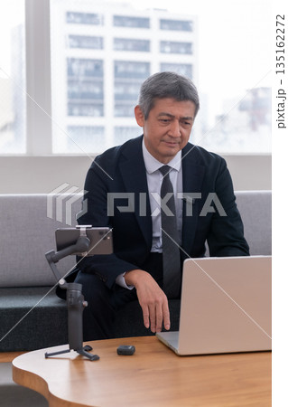 ラウンジ　会社員　打ち合わせ　スマホ　ジンバル　ベンチャー　年配者　重役　ミドル　役員　映像配信　 135162272