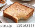 一口食べたトースト 135162358