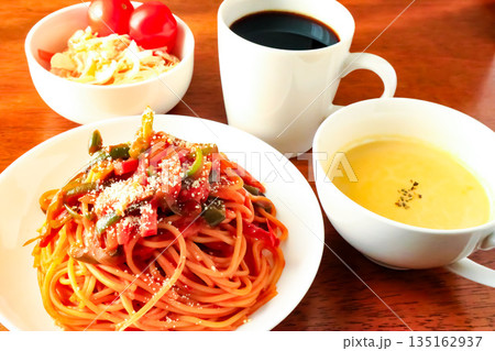 おいしそうなナポリタンセット おいしそうなナポリタンセット 135162937