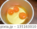 ボウルに入れた生卵 135163010