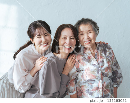 笑顔で寄り添う三世代の女性 135163021