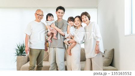 マイホームのリビングに並ぶ三世代家族,ファミリー マイホームのリビングに並ぶ三世代家族,ファミリー 135163552