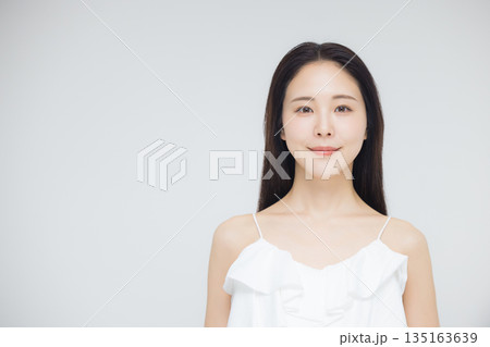ビューティーモデルの若い女性 135163639