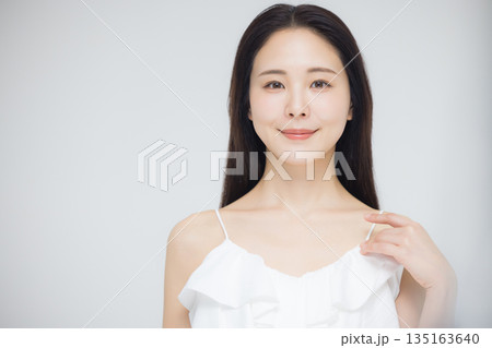 ビューティーモデルの若い女性 135163640