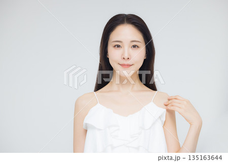 ビューティーモデルの若い女性 135163644