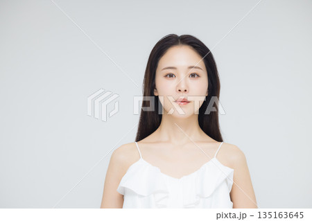 ビューティーモデルの若い女性 135163645