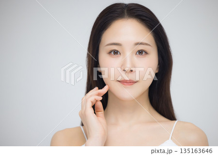 ビューティーモデルの若い女性 135163646