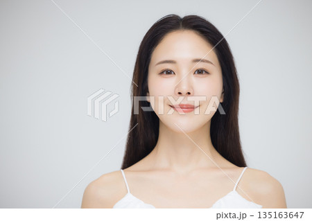 ビューティーモデルの若い女性 135163647