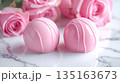 バレンタインデー　ピンクのチョコレート 135163673