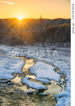 日の出と雪景色の松川【北安曇郡白馬村】 日の出と雪景色の松川【北安曇郡白馬村】 135163828