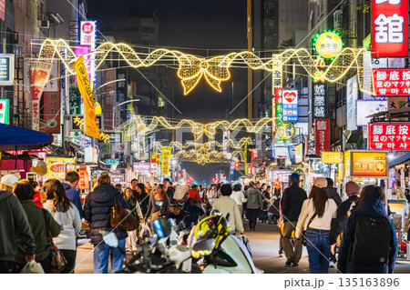 台湾　高雄最大の観光夜市　六合夜市 135163896