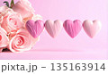 バレンタインデー　ピンクのハートのチョコレート 135163914