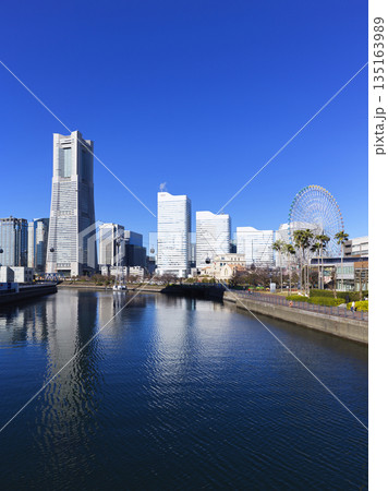 万国橋から望むみなとみらい　横浜市 135163989
