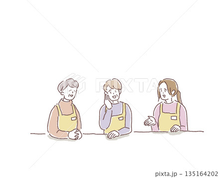 エプロンをつけて会話する三人の女性 135164202