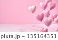 バレンタインデー　ピンクのチョコレートの背景 135164351