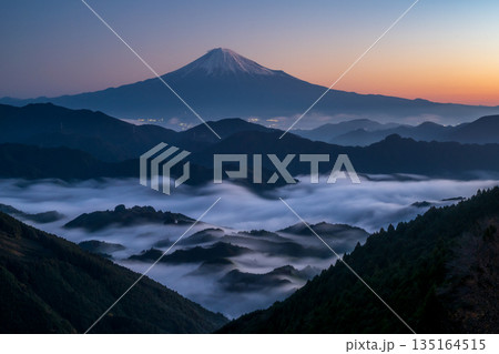 夜明けの清水区吉原から見た雲海と富士山 夜明けの清水区吉原から見た雲海と富士山 135164515