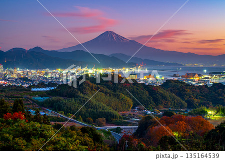 秋の日本平から見た朝焼け空と富士山 135164539