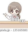 受付で案内する女性スタッフのイラスト 135165083