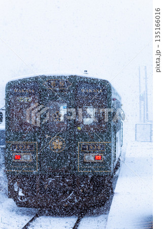 雪で視界が悪い中鳥取県八頭町の郡家駅で見たレトロな若桜鉄道 135166016