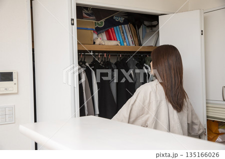 クローゼットを開く女性 135166026