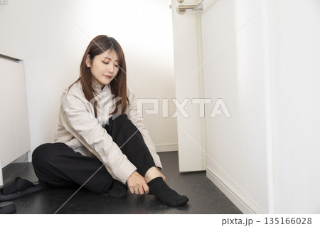 靴下を履く女性 靴下を履く女性 135166028