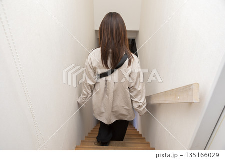 階段を降りる女性 135166029