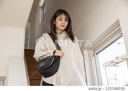 階段を降りる女性 階段を降りる女性 135166030