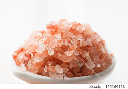 岩塩 白バック 岩塩 白バック 135166188
