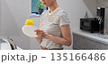 キッチンで皿洗いをする女性 135166486