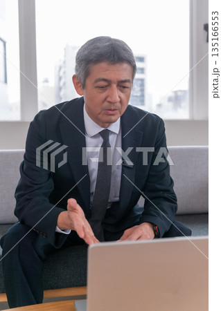 ラウンジ　会社員　打ち合わせ　スマホ　ジンバル　ベンチャー　年配者　重役　ミドル　役員　映像配信　 135166553