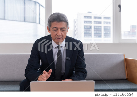 ラウンジ 会社員 打ち合わせ スマホ ジンバル ベンチャー 年配者 重役 ミドル 役員 映像配信 ラウンジ 会社員 打ち合わせ スマホ ジンバル ベンチャー 年配者 重役 ミドル 役員 映像配信 135166554