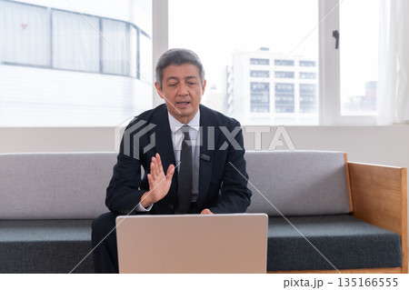 ラウンジ　会社員　打ち合わせ　スマホ　ジンバル　ベンチャー　年配者　重役　ミドル　役員　映像配信　 135166555