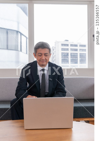 ラウンジ　会社員　打ち合わせ　スマホ　ジンバル　ベンチャー　年配者　重役　ミドル　役員　映像配信　 135166557