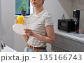 キッチンで皿洗いをする女性 135166743