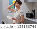 キッチンで皿洗いをする女性 135166744