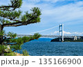 下津井の防波堤から望む瀬戸大橋 135166900