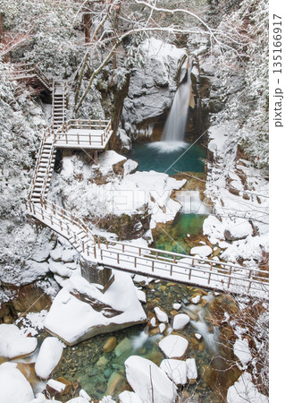 夕森渓谷（冬）：竜神の滝 135166917
