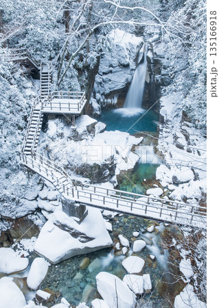 夕森渓谷（冬）：竜神の滝 135166918