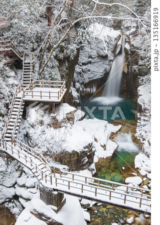 夕森渓谷（冬）：竜神の滝 135166919