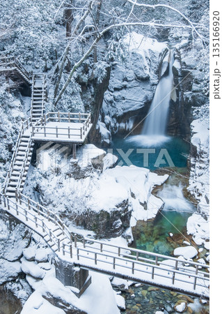 夕森渓谷（冬）：竜神の滝 135166920