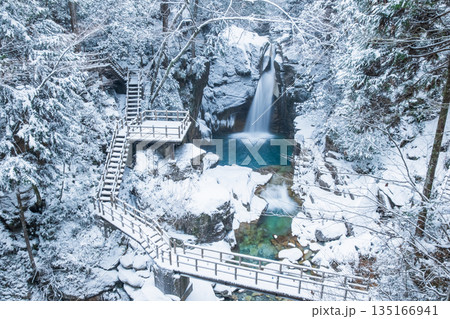 夕森渓谷（冬）：竜神の滝 135166941