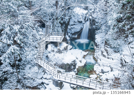 夕森渓谷（冬）：竜神の滝 135166945