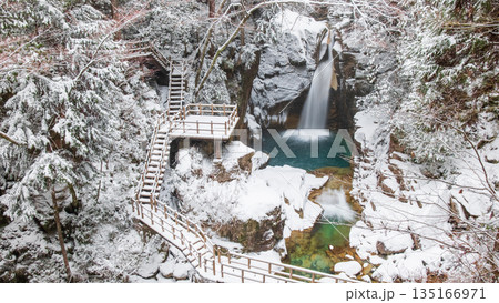 夕森渓谷（冬）：竜神の滝 135166971