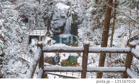 夕森渓谷（冬）：竜神の滝 135167010