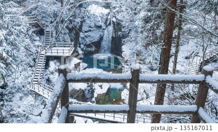 夕森渓谷（冬）：竜神の滝 135167011