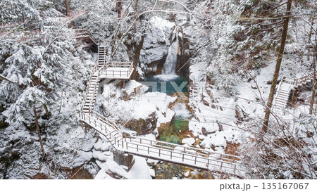 夕森渓谷（冬）：竜神の滝 135167067