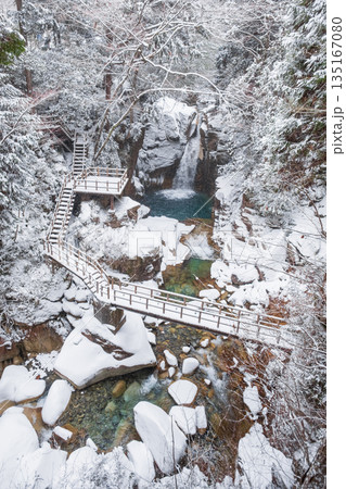 夕森渓谷（冬）：竜神の滝 135167080