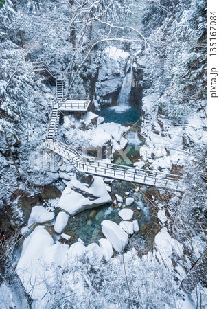 夕森渓谷（冬）：竜神の滝 135167084