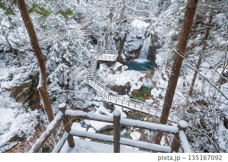 夕森渓谷（冬）：竜神の滝 135167092