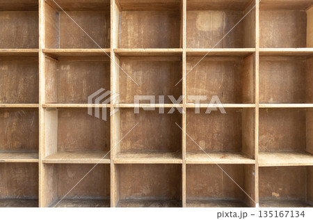 使い込まれた木の質感が魅力の収納棚 135167134